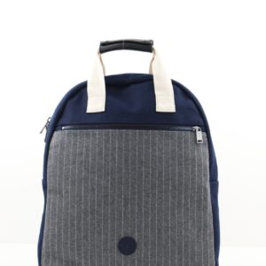 Die Vorderseite des dunkelblauen Marc O'Polo Baumwollrucksacks Nadelstreifen Muster